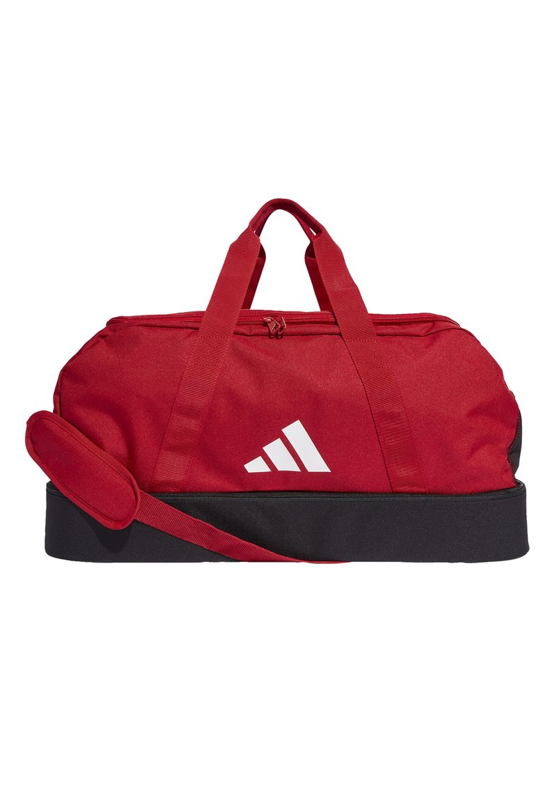Bolsa de deporte roja con base negra, cremallera superior y asas dobles. Presenta un logo blanco y correa de hombro ajustable. Material duradero.