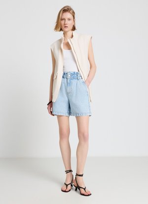 Calliope, PANTALONE JEANS CORTO TINTA UNITA - Shorts di jeans - blu denim chiaro