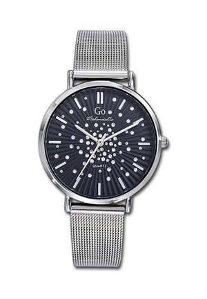 Cadran de montre rond noir avec des marqueurs d'heure argentés, de petits cristaux disposés en motif d'étoile, un bracelet en maille argentée et des aiguilles argentées indiquant 10:08:36.