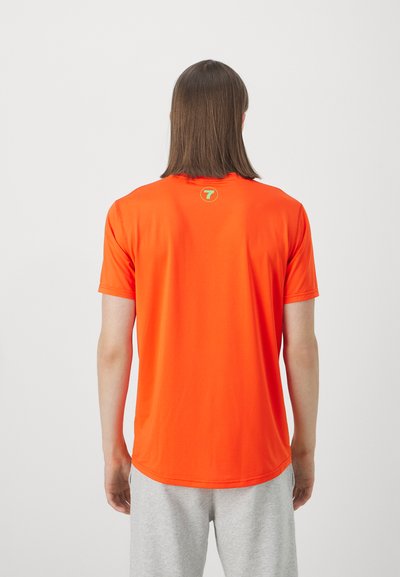 Lys orange atletisk t-shirt med korte ærmer, glat tekstur, og et cirkulært logo med nummer 7 på den øverste del af ryggen.
