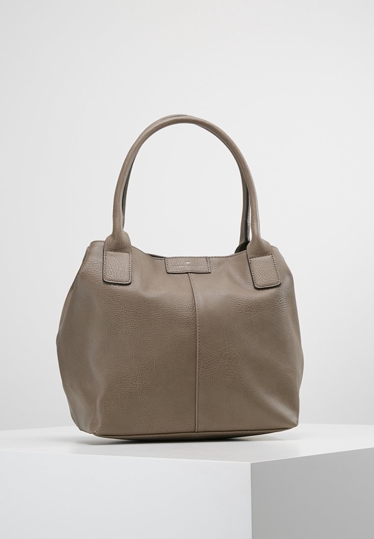 Hnědá texturovaná kabelka se dvěma pevnými uchy, polostrukturovaným tvarem a hladkým povrchem. Na přední straně má centrální šev.