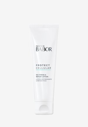 Witte kunststof buis met een schroefdop, gelabeld "DOCTOR BABOR Protect Cellular De-Stress & Repair Lotion" in zwarte en turquoise tekst.