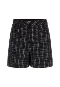 Zwart-witte geruite shorts van een gestructureerde stof. Kenmerkt zich door een hoge taille met een geweven band en zichtbare stiksels.