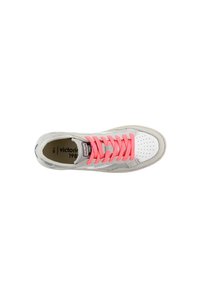 Sneaker con tomaia in pelle bianca, lacci rosa e punta forata. Presenta un accento in suede grigio e una suola in gomma testurizzata.