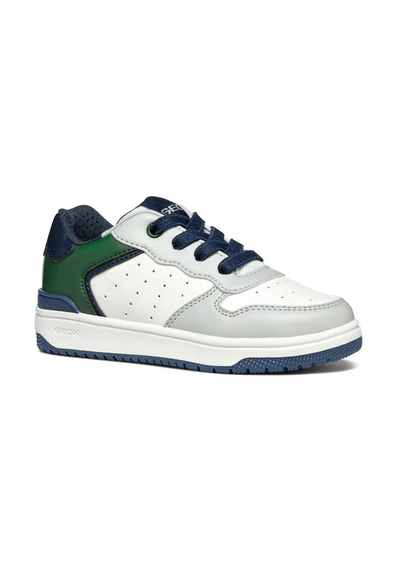 Sneaker bianca con lacci blu navy, accenti verdi e blu navy, lati perforati e suola testurizzata blu navy su uno sfondo bianco.