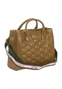 Braune Handtasche mit strukturiertem Hexagonmuster, zwei oberen Tragegriffen und einem abnehmbaren grünen Tragegurt mit roten und weißen Akzenten.