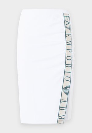Λευκή pencil φούστα με κάθετη ρίγα λογότυπου Emporio Armani σε μπεζ και τιρκουάζ στο πλάι.