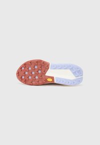 Sko sål med en struktureret, brun gummibase, med blå og hvide detaljer samt formarede grebmønstre for traction.