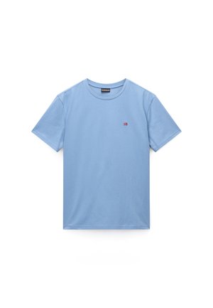 Lichtblauw katoenen T-shirt met korte mouwen, ronde hals en een klein rood en wit logo op de borst. Soepele textuur, casual ontwerp.