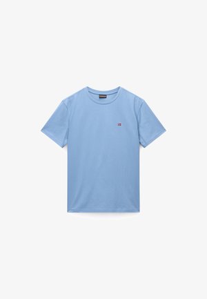 Lyseblå bomulds t-shirt med korte ærmer, rund halsudskæring og et lille rødt og hvidt logo på brystet. Glat tekstur, afslappet design.