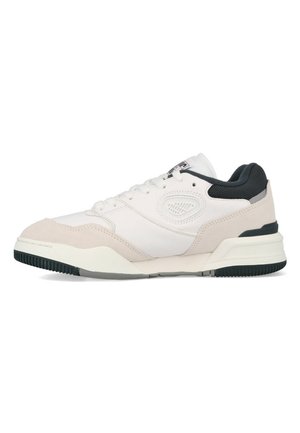 Witte sneaker met een combinatie van gladde en gestructureerde materialen. Laag ontwerp met subtiele grijze accenten en een patroon op de rubberen zool.