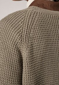 comma casual identity Sweter