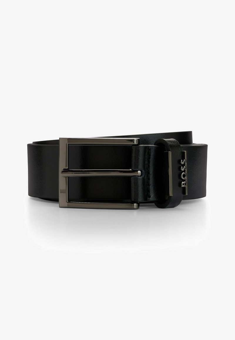 Cinturón de cuero negro con una textura suave, que presenta una hebilla rectangular en tono plateado y un acento de logo metálico en la correa.