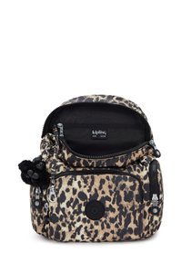 Kipling-väska i leopardmönstrad tyg med framficka med dragkedja, dragkedjestängning högst upp, svart foder och en fluffig svart pom-pom nyckelringsdetalj.