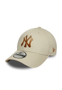 Beige caps laget av bomullsstoff med et brodert brunt "NY"-logo, en buet skjerm og et justerbart spans på baksiden.