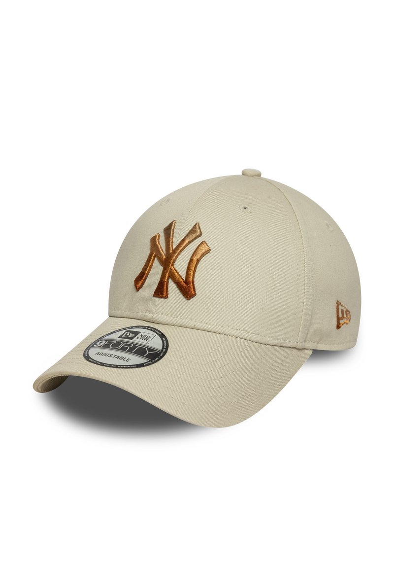 Beige caps laget av bomullsstoff med et brodert brunt "NY"-logo, en buet skjerm og et justerbart spans på baksiden.