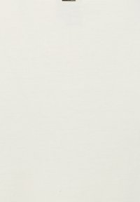 Witte katoenen t-shirt met een zachte textuur, korte mouwen en een ronde hals. Heeft een klein, rechthoekig logo op de borst.