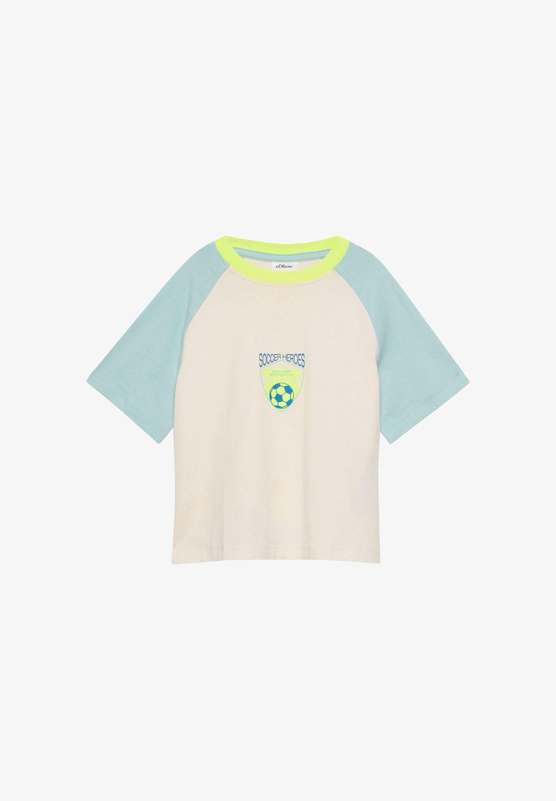 T-shirt raglan beige et bleu clair à manches courtes avec encolure jaune néon et graphisme ballon de football "Soccer Heroes" sur le devant.