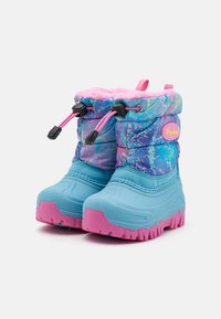 Botas de invierno con una base de goma azul claro, parte superior abstracta y colorida, y acentos rosas. Presentan cierres tipo toggle y un forro suave.