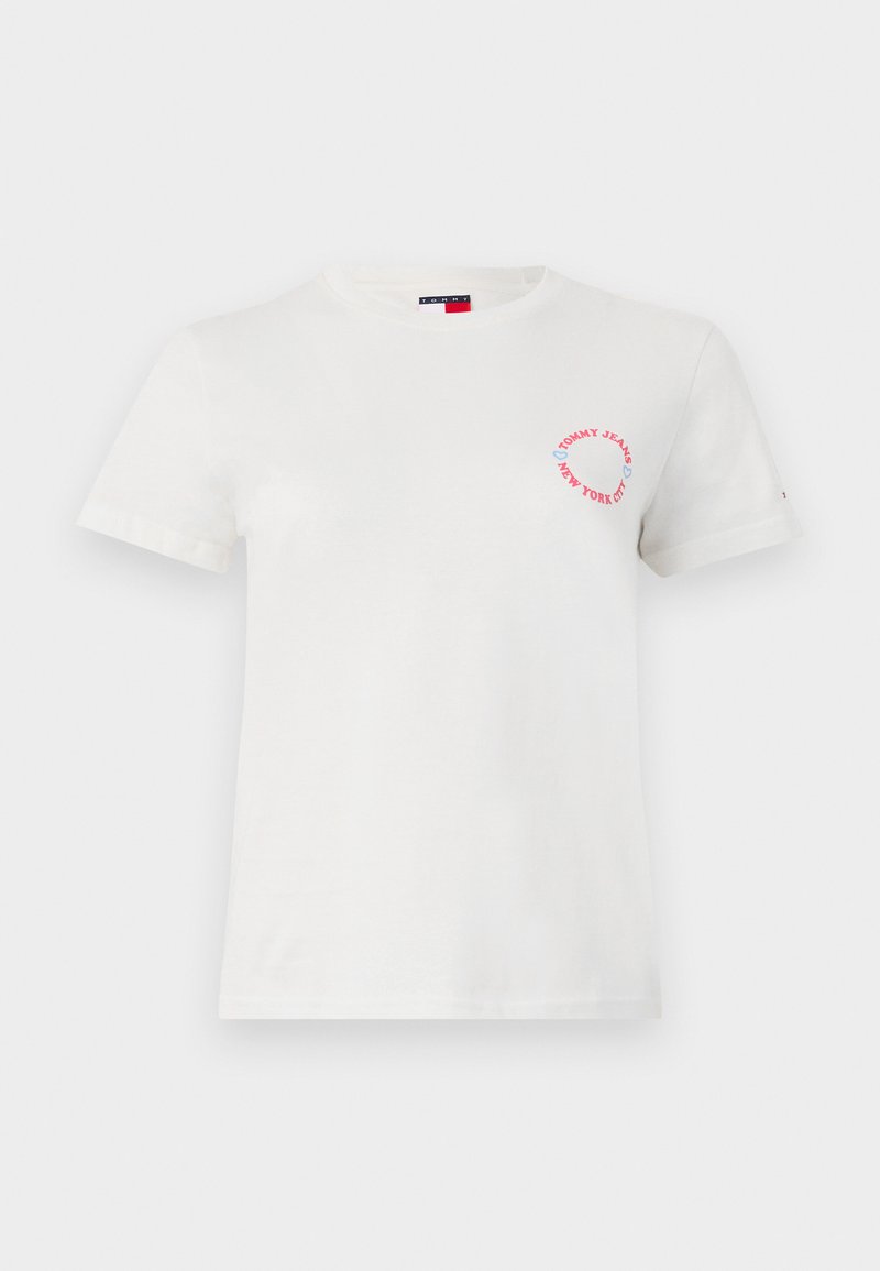 T-shirt en coton blanc à manches courtes, avec un logo circulaire rose sur le côté gauche de la poitrine. Texture lisse et col rond classique.