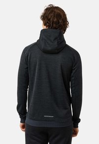 Donkergrijze hoodie met een textuurfinish, geribbelde manchetten en een veilige capuchon. Heeft een logo op de onderrug.