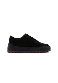 Sneakers in suede nero con suola in gomma nera spessa e suola di trazione marrone, caratterizzati da sei fori per i lacci e una tomaia liscia e testurizzata.