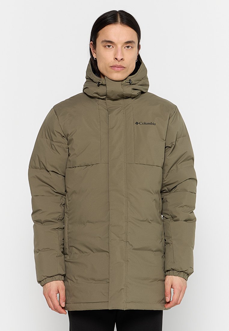 Doudoune vert olive avec un col haut, fermeture éclair et logo sur la poitrine. Équipée d'une capuche et de poignets élastiques pour plus de chaleur.