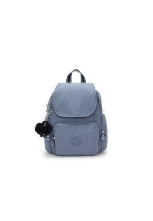 Mochila de color azul claro con un acabado texturizado, correas ajustables, asa superior, bolsillo frontal y un charm de pom-pom negro adjunto.
