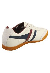 Sneaker bianco in pelle con strisce blu navy e bordeaux, suola arancione in gomma, dettagli in suede sul tallone e design con lacci.