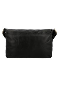 Borsa a tracolla in pelle nera con una texture morbida, forma rettangolare e silhouette piatta. Presenta bordi arrotondati e un attacco della tracolla semplice.