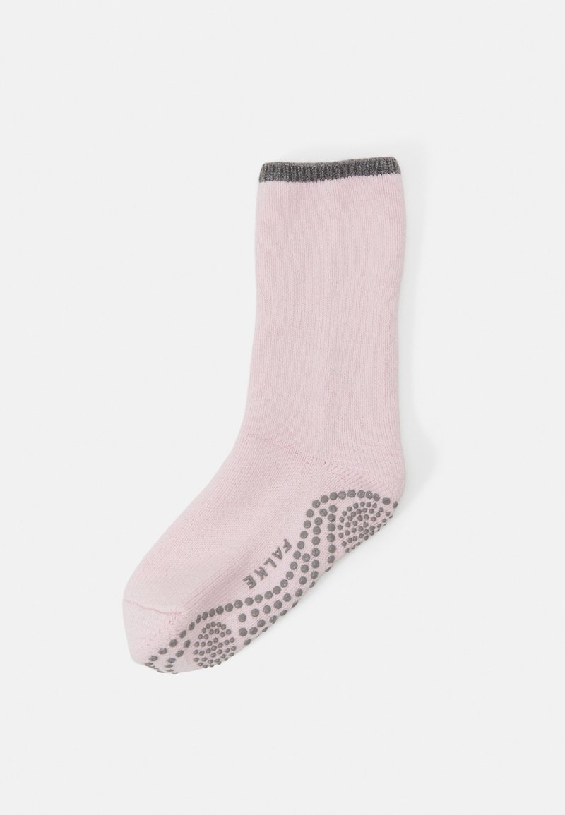 Vaaleanpunaiset sukat harmaalla varrella, valmistettu pehmeästä kankaasta. Pohjassa on liukumattomat pisteet ja merkin nimi "FAKKE" painettuna harmaalla.