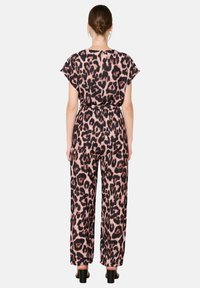 Leren jumpsuit met panterprint in roze en zwart, korte mouwen, losse pasvorm, strakker bij de taille, wijde benen, textiel met structuur, boven de enkel lengte.