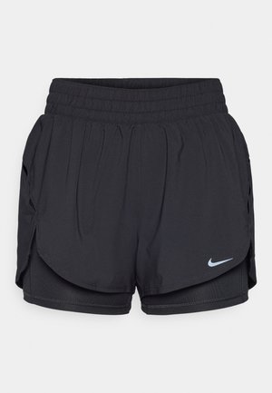 Pantalones cortos deportivos negros con una amplia cinturilla elástica, bolsillos laterales y logo de Nike. Fabricados con un tejido ligero que absorbe la humedad.
