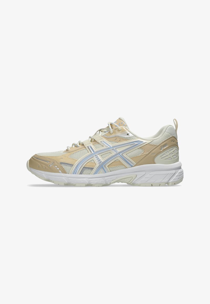 Beige sportsko lavet af mesh og syntetisk materiale. Har en gummisål og kontrasterende lyseblå detaljer. Snørebåndsdesign med polstret krave.