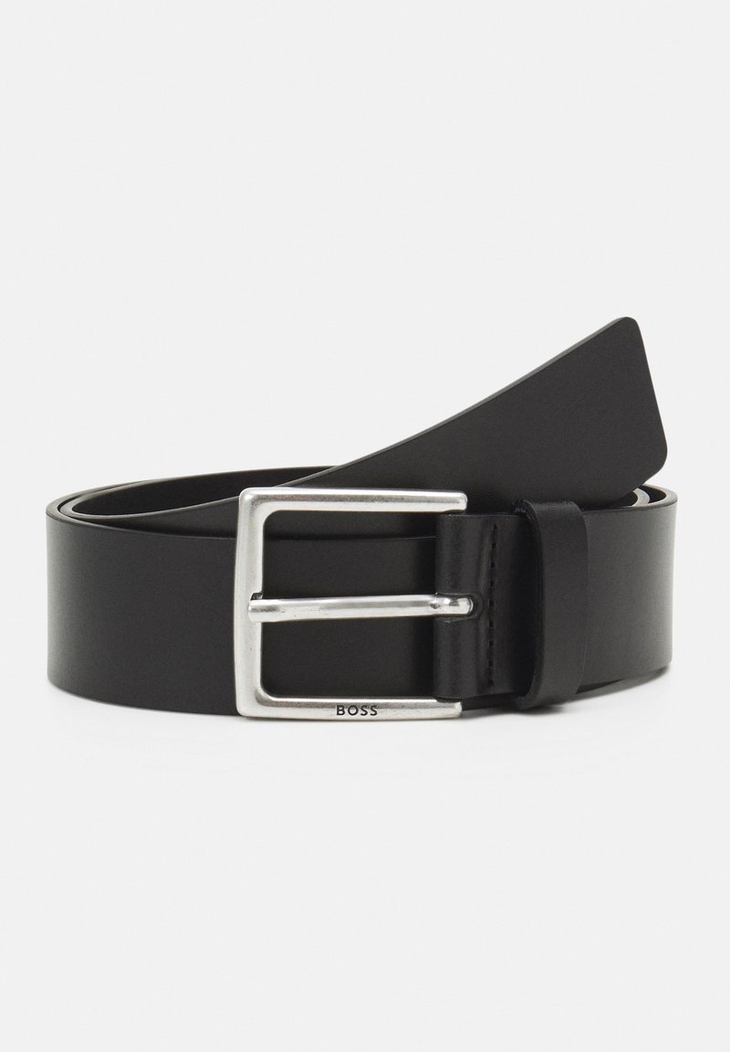 Ceinture en cuir noir avec une boucle rectangulaire en argent, dotée d'un logo discret et d'une texture lisse. Les extrémités se terminent en rondeur.