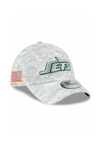 Grau camouflierter Hut mit einem grünen "JETS"-Logo auf der Vorderseite, einem amerikanischen Flaggen-Patch an der Seite und einem gebogenen Schirm.