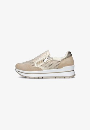 Sneaker beige slip-on con tomaia in suede perforato, accenti argentati, una zip laterale e una suola bianca chunky con battistrada testurizzato.