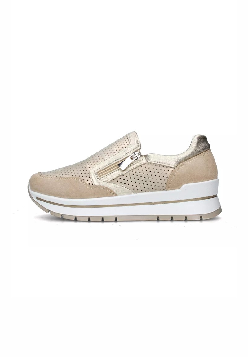 Sneaker beige slip-on con tomaia in suede perforato, accenti argentati, una zip laterale e una suola bianca chunky con battistrada testurizzato.