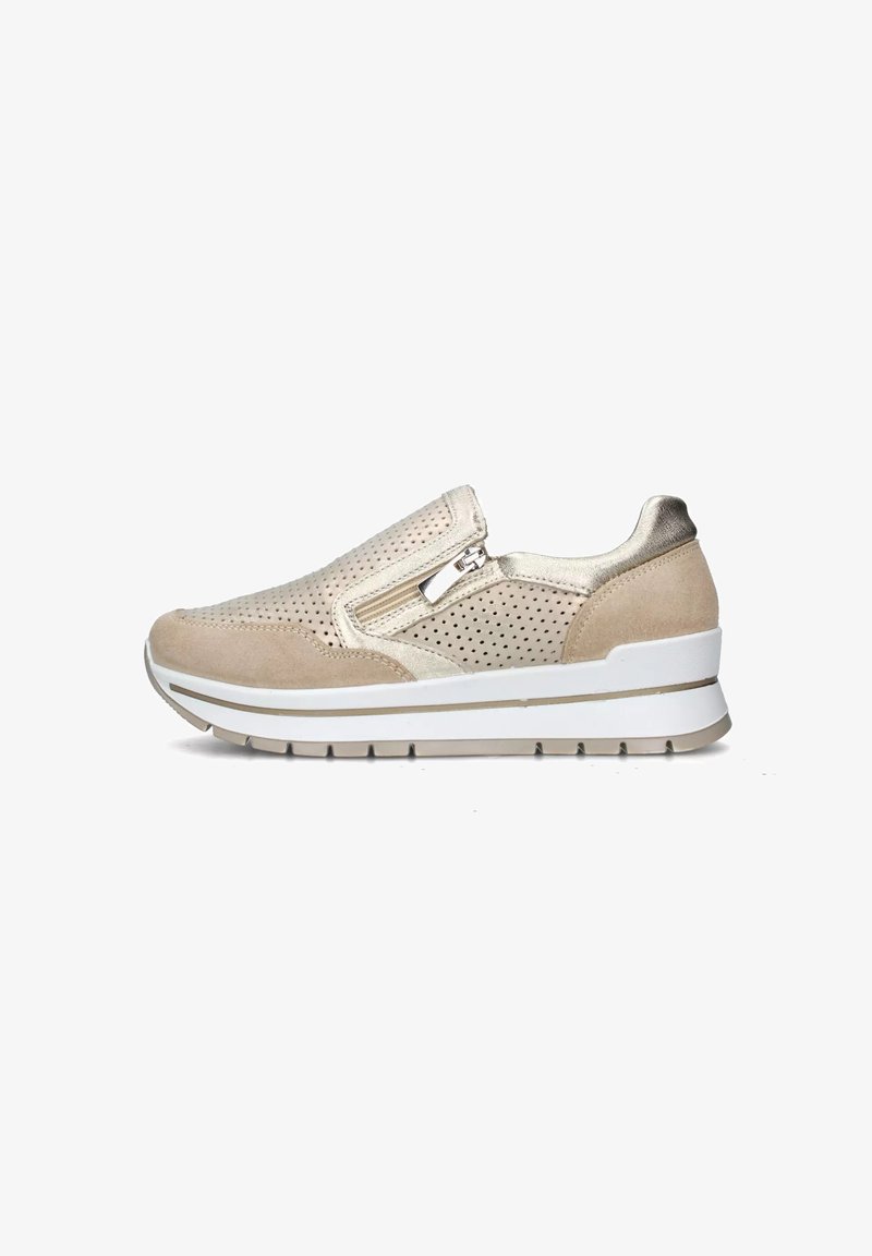 Sneaker beige slip-on con tomaia in suede perforato, accenti argentati, una zip laterale e una suola bianca chunky con battistrada testurizzato.
