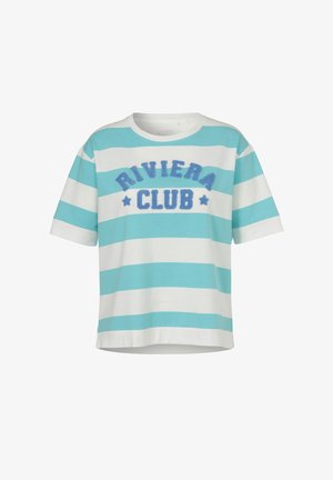 Kurzarm-T-Shirt mit horizontalen hellblauen und weißen Streifen, mit strukturiertem blauen "RIVIERA CLUB"-Schriftzug und Stern-Designs auf der Vorderseite.