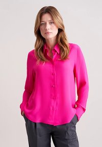 Fuchsia blouse met knoopsluiting in lichtgewicht stof met lange mouwen, voorzien van een kraag en een gladde, glanzende textuur.