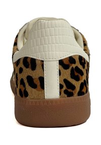 Sneaker con stampa leopardata, in alto con pelliccia beige e nera texturizzata, morbidi dettagli in pelle bianca e suola in gomma color caramello.