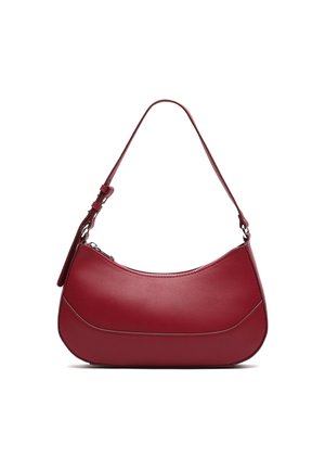 Sac à bandoulière en cuir rouge avec une forme arrondie, texture lisse et fermeture zippée en haut. Présente une bandoulière ajustable et des détails de couture contrastés.