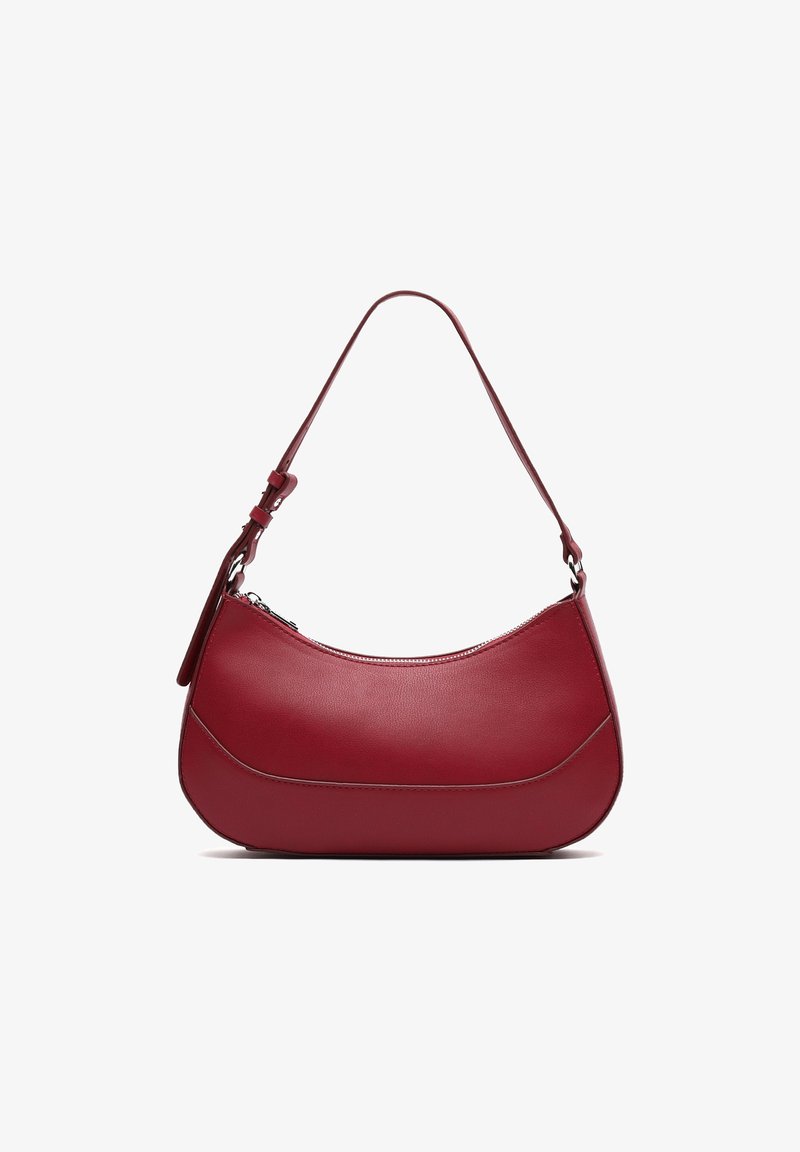 Rote Lederumhängetasche mit geschwungener Form, glatter Textur und einem Reißverschluss oben. Verfügt über einen verstellbaren Riemen und kontrastierende Nähte.