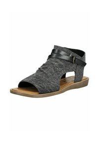 Sanda larga de tela gris con punta y talón abiertos, que presenta tiras de cuero negro y una suela plana marrón. Parte superior texturizada con diseño fruncido.