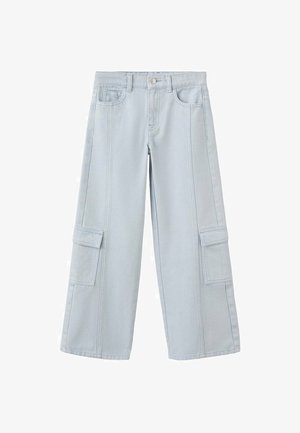 Jasnoniebieskie szerokie spodnie typu cargo z denimu, z bocznymi kieszeniami, zapięciem na guziki z przodu oraz widocznymi szwami.