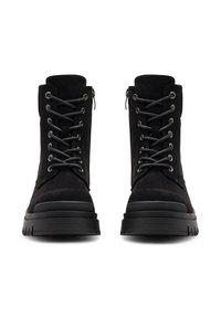 Czarne zamszowe botki za kostkę z lace-up przednim, metalowymi oczkami i bocznymi zamkami błyskawicznymi. Gruba gumowa podeszwa z teksturowanym bieżnikiem dla lepszej przyczepności.