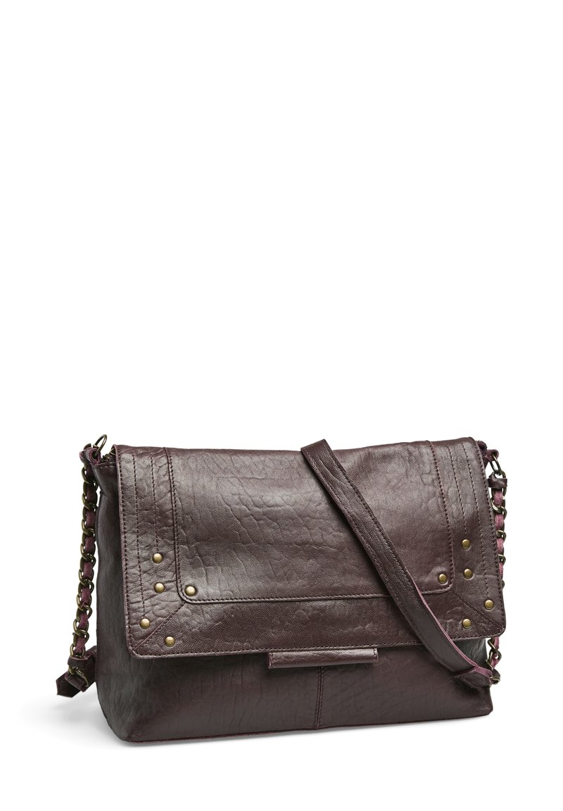 Sac en cuir violet foncé avec un design à rabat, rehaussé de clous dorés et d'une bandoulière en chaîne, présentant une surface texturée et une forme rectangulaire.