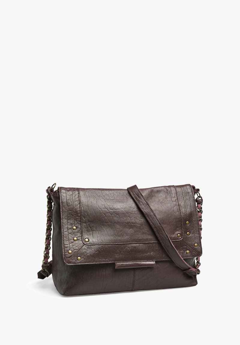 Sac en cuir violet foncé avec un design à rabat, rehaussé de clous dorés et d'une bandoulière en chaîne, présentant une surface texturée et une forme rectangulaire.