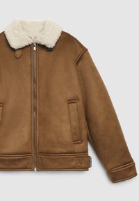 Giacca bomber in suede marrone con colletto in shearling crema, zip frontale, tasche laterali e cinghie regolabili con fibbia sul colletto e in vita.